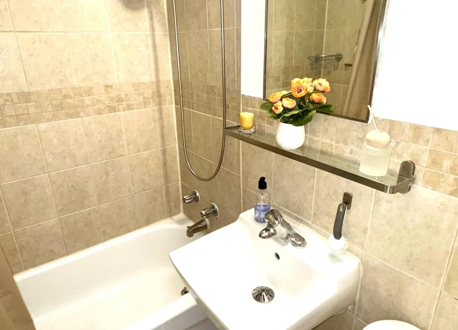 Cozy Private Room In Downtown Toronto, 15 Mins To Cn Tower, Steps To Subway Homestay